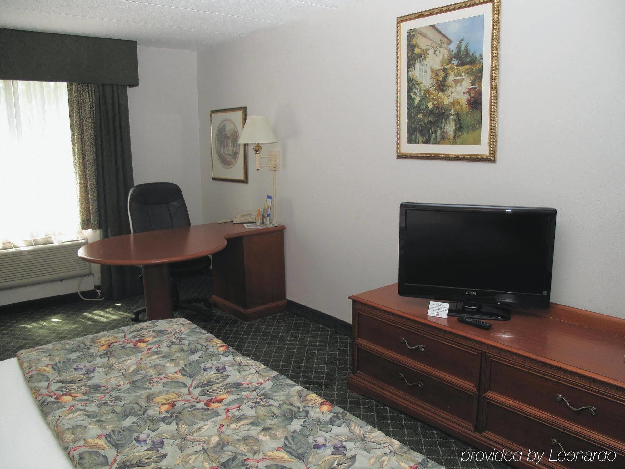 Clarion Pointe Richmond North Near University Экстерьер фото